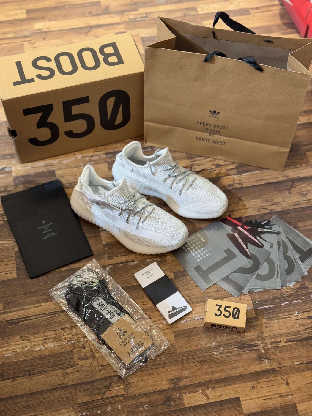 Adidas yezzy 350
Master quality
