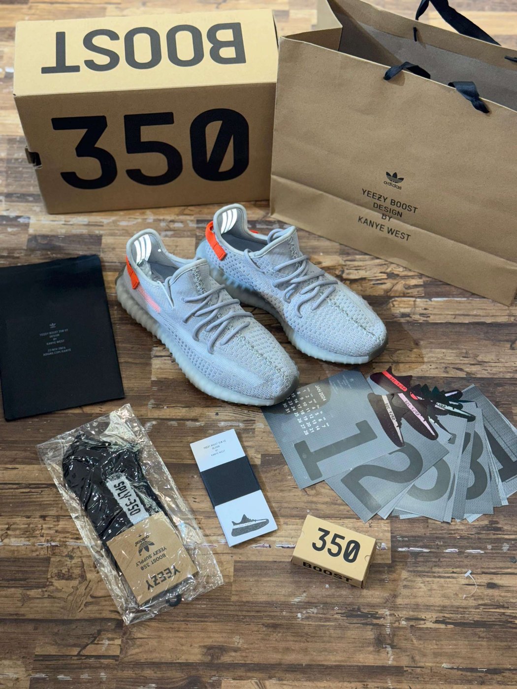 Adidas yezzy 350
Master quality