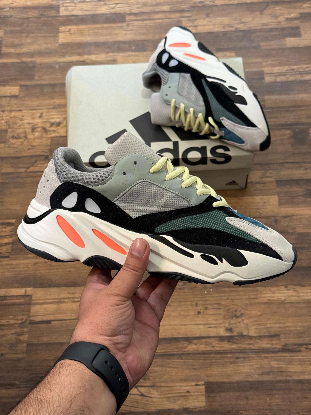 Adidas Yezzy 700
Top Quality