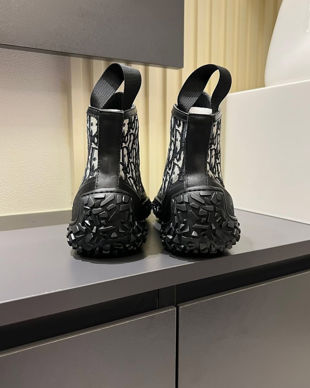Dior B28 High blck
Top Notch Ua Quality
