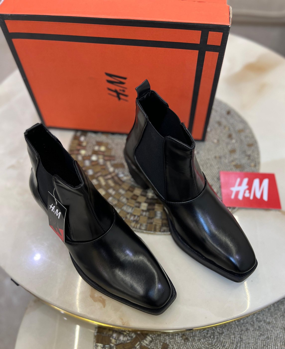H&M
(CHELSEA BOOTS)
Top leather quality