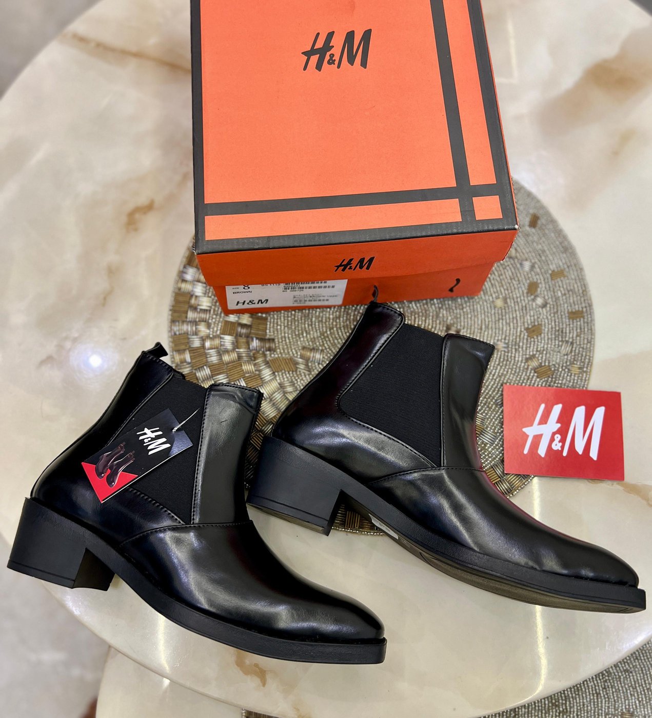 H&M
(CHELSEA BOOTS)
Top leather quality