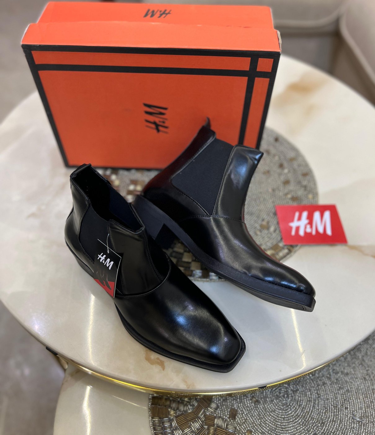 H&M
(CHELSEA BOOTS)
Top leather quality