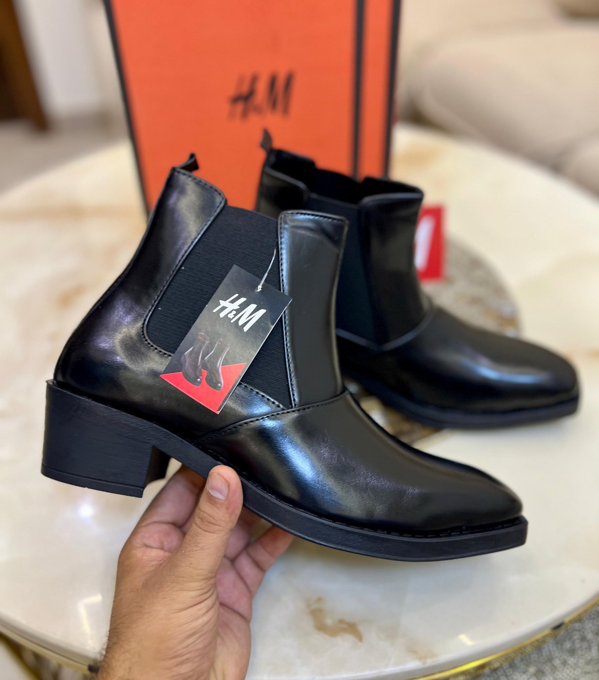 H&M
(CHELSEA BOOTS)
Top leather quality
