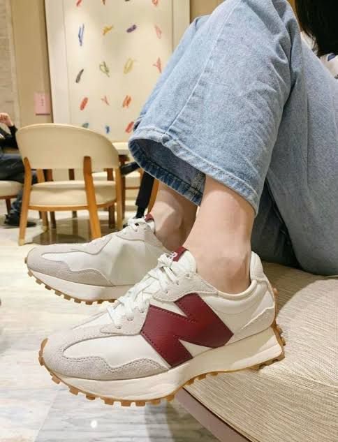 New balance 327
Top quality