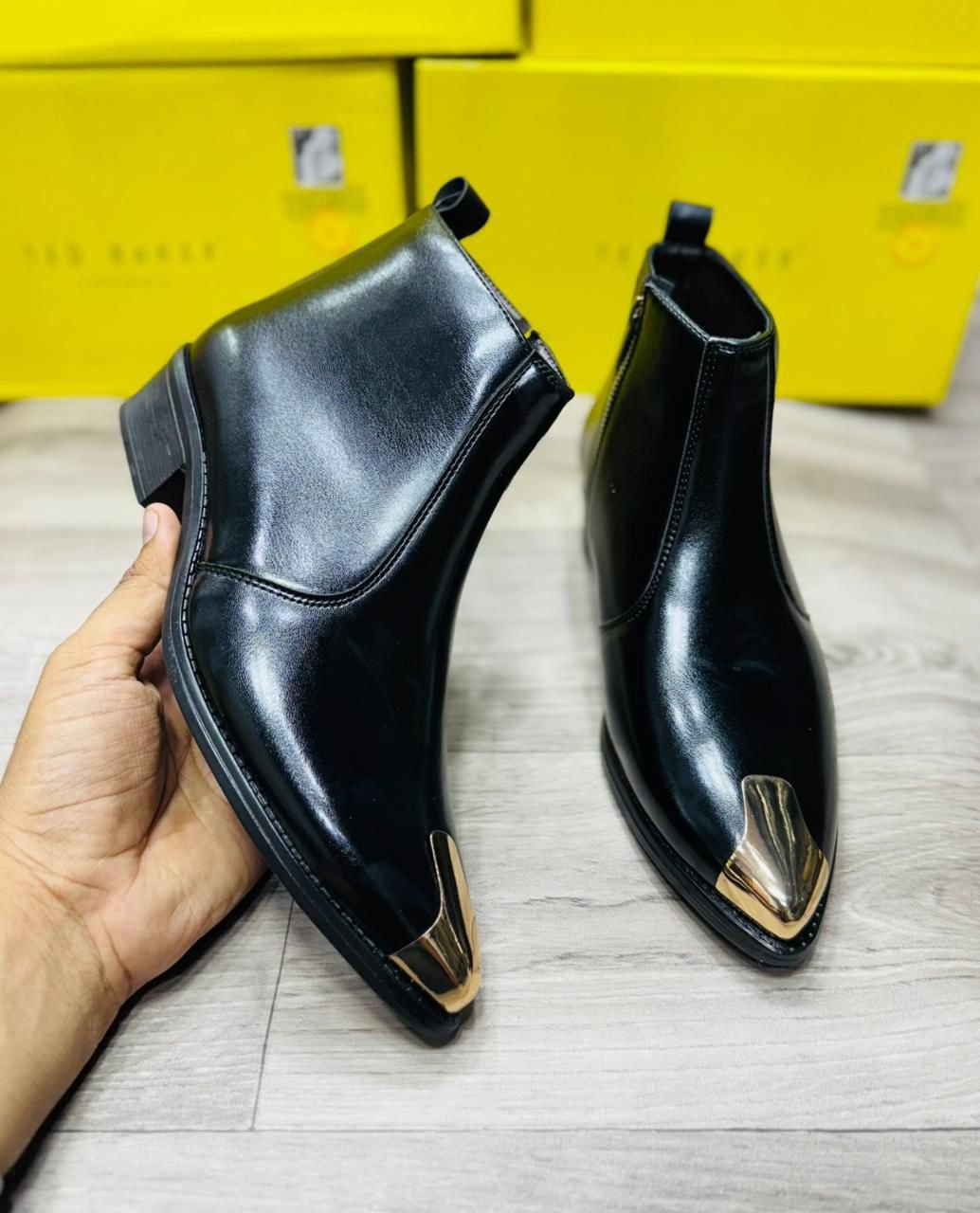 Ted Baker
(chelsea boots)
Top leather quality