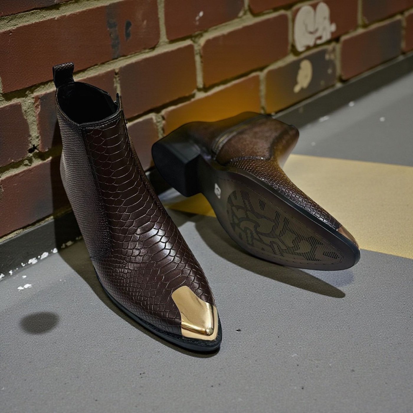 Ted Baker
(one side zip , chelsea boots)
Top leather quality